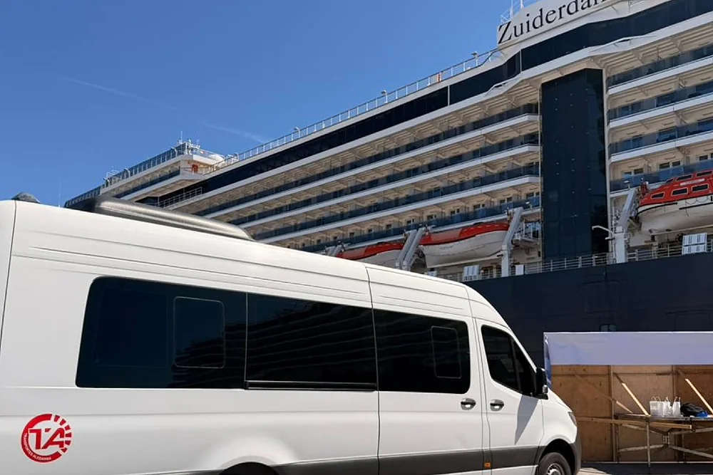 Van de la agencia estacionada frente al crucero Zuiderdam en el muelle
